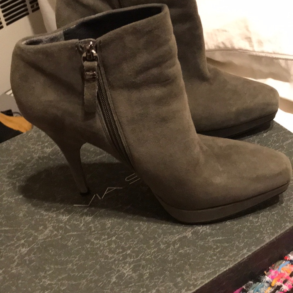 Via spiga ankle booties